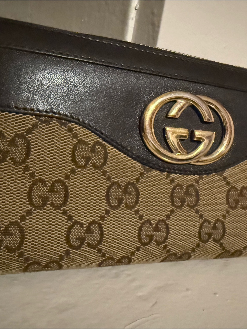 Gucci Black Leather & Beige GG Canvas Zip Wallet with Gold GG Emblem - Picture 2 of 13